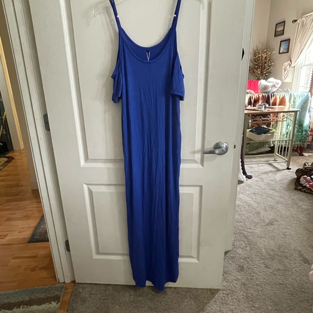 Ladies nwt size Small blue cold shoulder maxi. Sku121